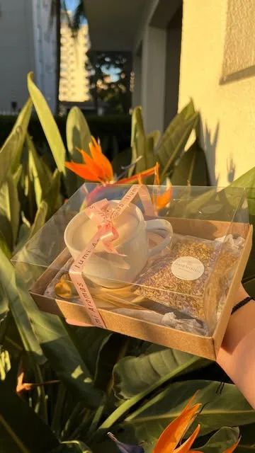 Caixa de presente transparente com a vela na xícara, edição Dia das Mães